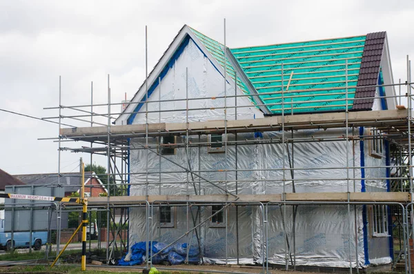 Scaffolding on side of new large house — Stock Photo, Image