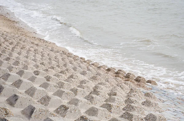 Structure de protection côtière en béton sur la côte — Photo