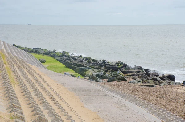 Kustområdet med erosion försvar — Stockfoto