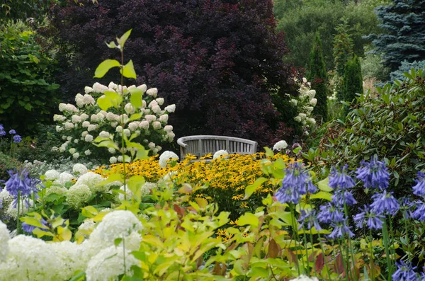 백그라운드에서 좌석 가진 전통적인 영국 정원 — 스톡 사진