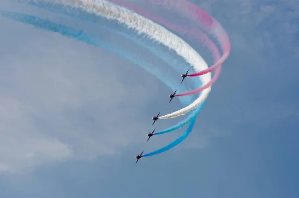 Les flèches rouges affichent l'équipe volant en formation au-dessus de Clacton dans l'affichage aérien gratuit annuel — Photo