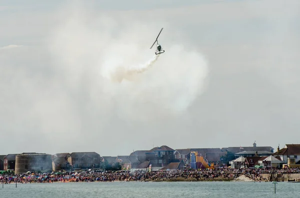Gyro elicottero che sorvola Clacton Essex in esposizione annuale aria libera con folla in background — Foto Stock