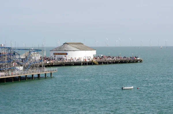 Clacton Pier üzerine büyük kalabalık airshow için