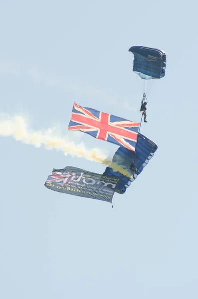 クラクトン無料航空ショーでイギリスの軍隊の落下傘兵 — ストック写真