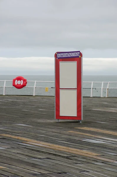 Cartel de entretenimiento vacío en el muelle de madera fuera de temporada — Foto de Stock