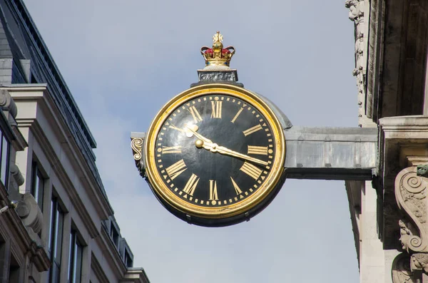 Reloj de calle Vintage en la ciudad de Londres — Foto de Stock