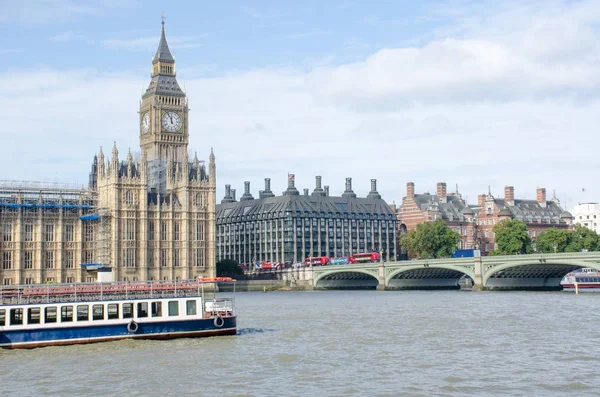 Parlamento e ponte de Westminster a partir do sul do rio Tamisa — Fotografia de Stock