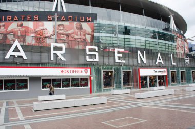  Cephaneliklerin Emirates Stadium önü