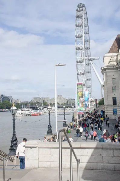 Tömeg, a turisták a London South Bank — Stock Fotó