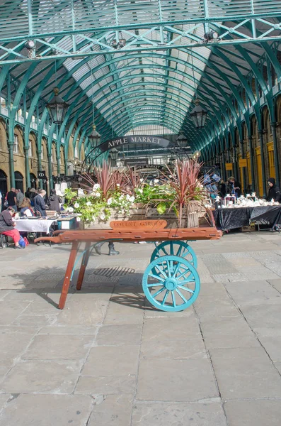 Barrow di fronte al mercato Convent Garden — Foto Stock