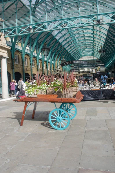 Barrow di fronte al mercato Convent Garden popolare destinazione turistica — Foto Stock