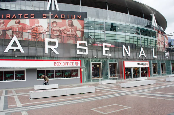 Frente al estadio Arsenals Emirates — Foto de Stock