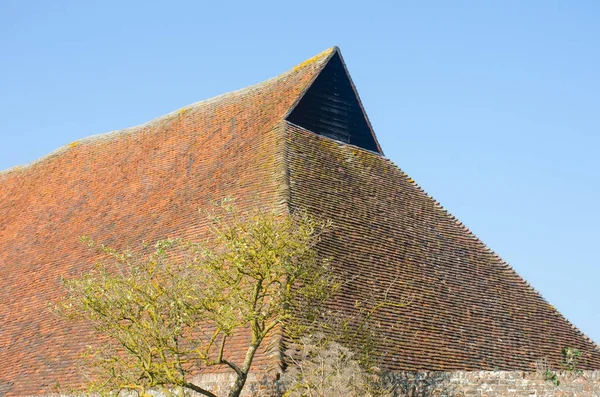 Toit de l'ancienne grange avec ciel en arrière-plan — Photo