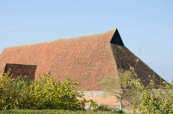 Duże starożytnych dachu stodoły — Zdjęcie stockowe