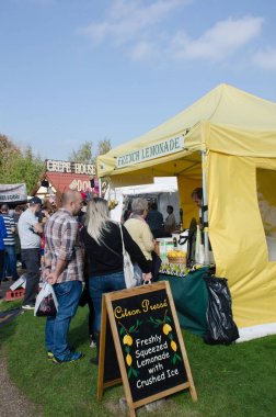  Açık limonata mağazasında queuing insanlar