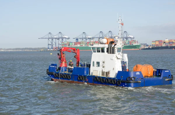 Haven Hornbill navio anti-poluição em Harwich Harbour — Fotografia de Stock