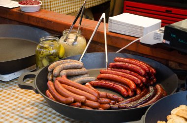 Prag Çek Cumhuriyeti -5 Aralık 2017: kielbasa sokak durak satışa büyük pan
