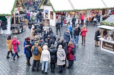 Prag Çek Cumhuriyeti -5 Aralık 2017: büyük grup turistler eski belediye binası içinde kare için Noel çarşı
