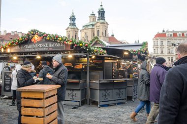 Prag Çek Cumhuriyeti -5 Aralık 2017: büyük grup turistler eski Belediye Binası kare Noel pazarı gıda tezgahları