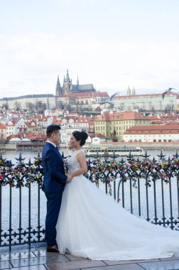 Prag Çek Cumhuriyeti -5 Aralık 2017: Oriental St Vitus Cathedral ile Charles Köprüsü Prag'da arka planda evlenecek Çift