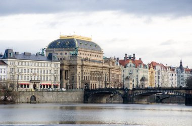 Prag Çek Cumhuriyeti -5 Aralık 2017: Ulusal Tiyatro Prag Vltava Nehri üzerinde