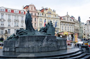 Prag Çek Cumhuriyeti -5 Aralık 2017:Statue eski şehir Meydanı Jan Hus, 