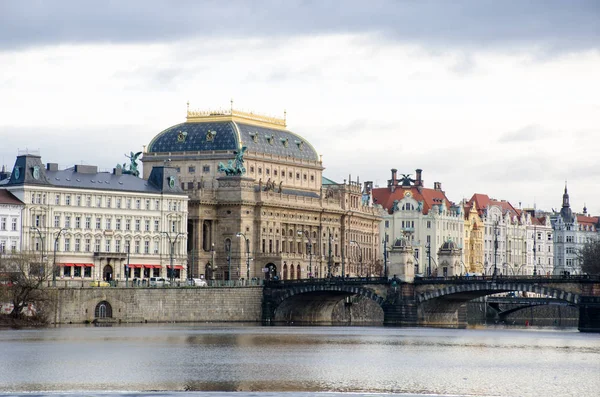 Prag Çek Cumhuriyeti -5 Aralık 2017: Ulusal Tiyatro Prag Vltava Nehri üzerinde