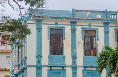 Yıkık mavi bina Havana Küba'nın merkezi