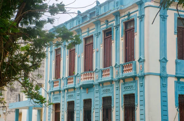 Grande Edificio Blu Avana Cuba Con Albero — Foto Stock