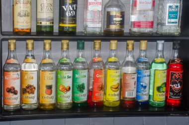 Jibacoa Küba - 25 Ocak 2018: satır resort barda kokteyl malzemelerin şişe