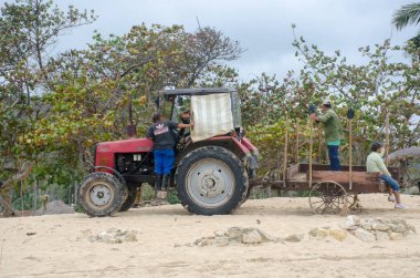 Jibacoa Küba - 25 Ocak 2018: traktör Karayipler resort Beach ot Temizleme