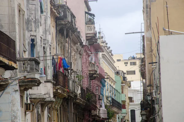 Habana Cuba Enero 2018 Ciudad Vieja Habana Mirando Por Calle —  Fotos de Stock