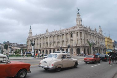 Havana Küba - 26 Ocak 2018: Gran Teatro de La Habana-büyük tiyatro ön planda klasik arabalar ile Havana'nın