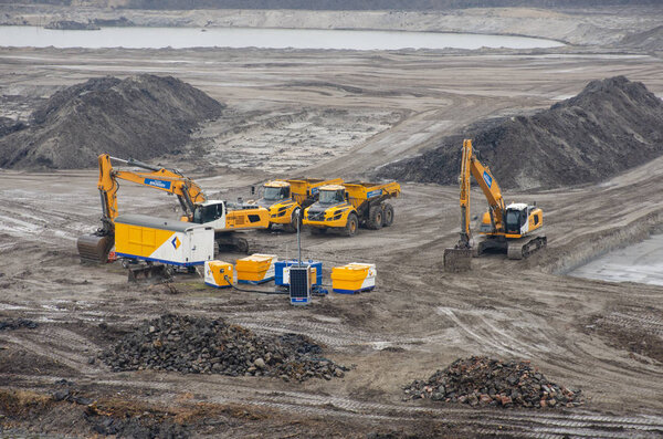 Северный морской канал Амстердам Нидерланды - 1 апреля 2018 года: Желтое землеройное оборудование на полигоне
