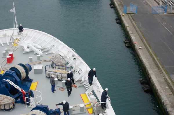 Cherbourg France April 2018 Cruise Ship Being Tied Bow End — Stock Photo, Image