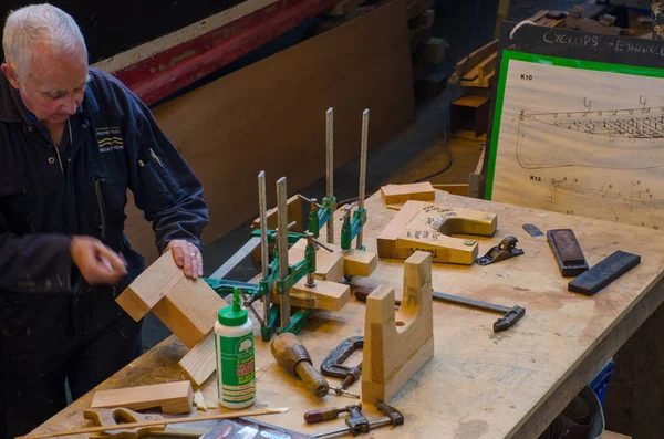 Portsmouth April 2018 Carpenter Working Repairs Wooden Boat — Stock Photo, Image