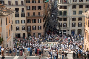 Roma İtalya - 30 Eylül 2019: İspanya 'nın basamaklarından Piazza di Spagna' daki kalabalığa bakıyor