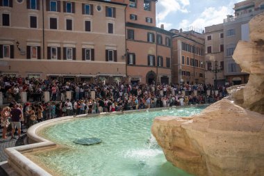 Roma İtalya - 30 Eylül 2019: Trevi Çeşmesi büyük bir turist grubuyla