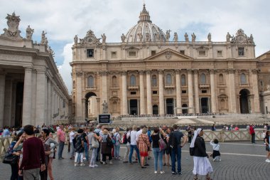 Roma İtalya - 1 Ekim 2019: Meydandan Aziz Peters Bazilikası