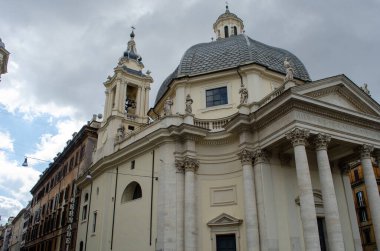 Roma ikiz kiliselerinden birinin ayrıntıları Santa Maria di Montesanto Piazza de Popolo