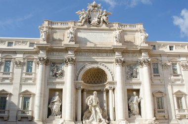 Ünlü Trevi çeşmesinin ön manzarası