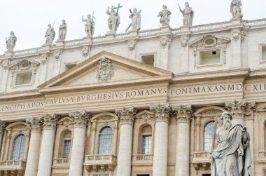 Aziz Peter Bazilikasının Önü