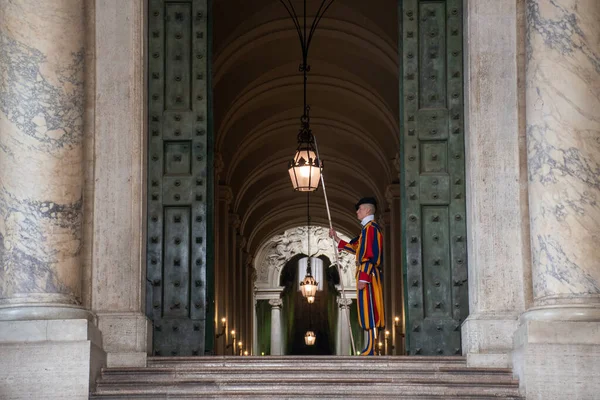 Рим Италия Октября 2019 Швейцарский Гвардеец Входа Ватицу — стоковое фото