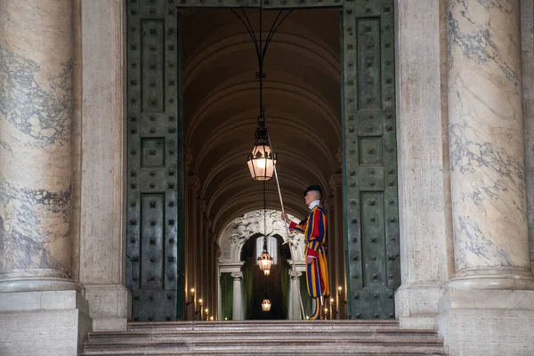 Roma Talya Ekim 2019 Vatikan Girişinde Duran Sviçreli Muhafız — Stok fotoğraf