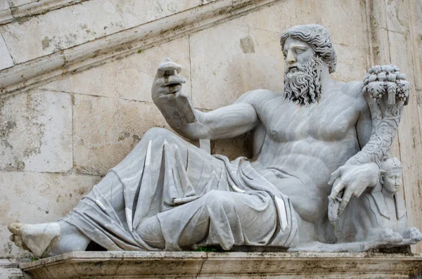 Estátua Deus Romano Zeus Roma Posennnn Reclinável — Fotografia de Stock