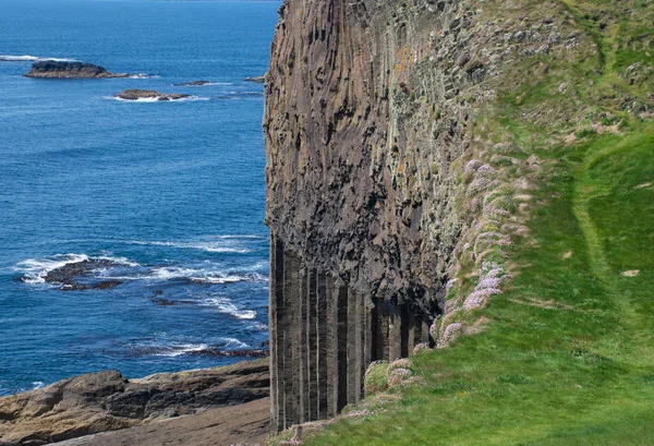 Κοιτάζοντας Κάτω Στο Σχηματισμό Βράχων Basalt Στήλη Staffa Island Σκωτία — Φωτογραφία Αρχείου