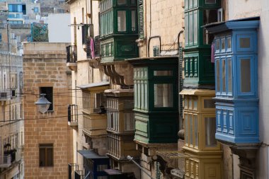 Malta 'da geleneksel renkli balkon sıraları