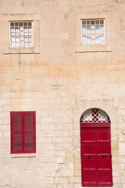 Rode Deur Ramen Met Traditionele Stenen Muurhuis Mdina Malta — Stockfoto