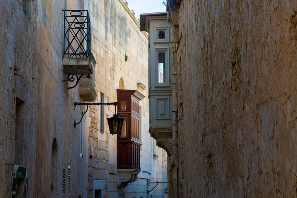 Узкая Задняя Улица Мдина Мальта Традиционными Деревянными Балконами — стоковое фото