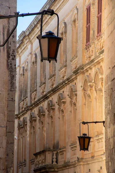 Smalle Straat Mdina Malta Met Twee Antieke Lampen — Stockfoto